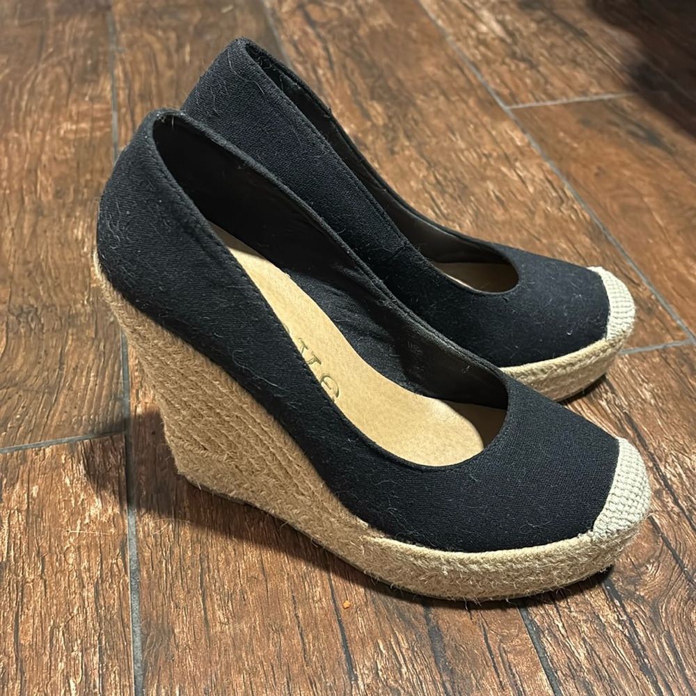 New Groove Black and Tan Heels with Classic Design